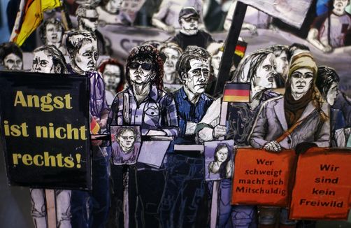 Eine Zeichung, auf der Personen mit Deutschlandflaggen eine Demonstration abhalten