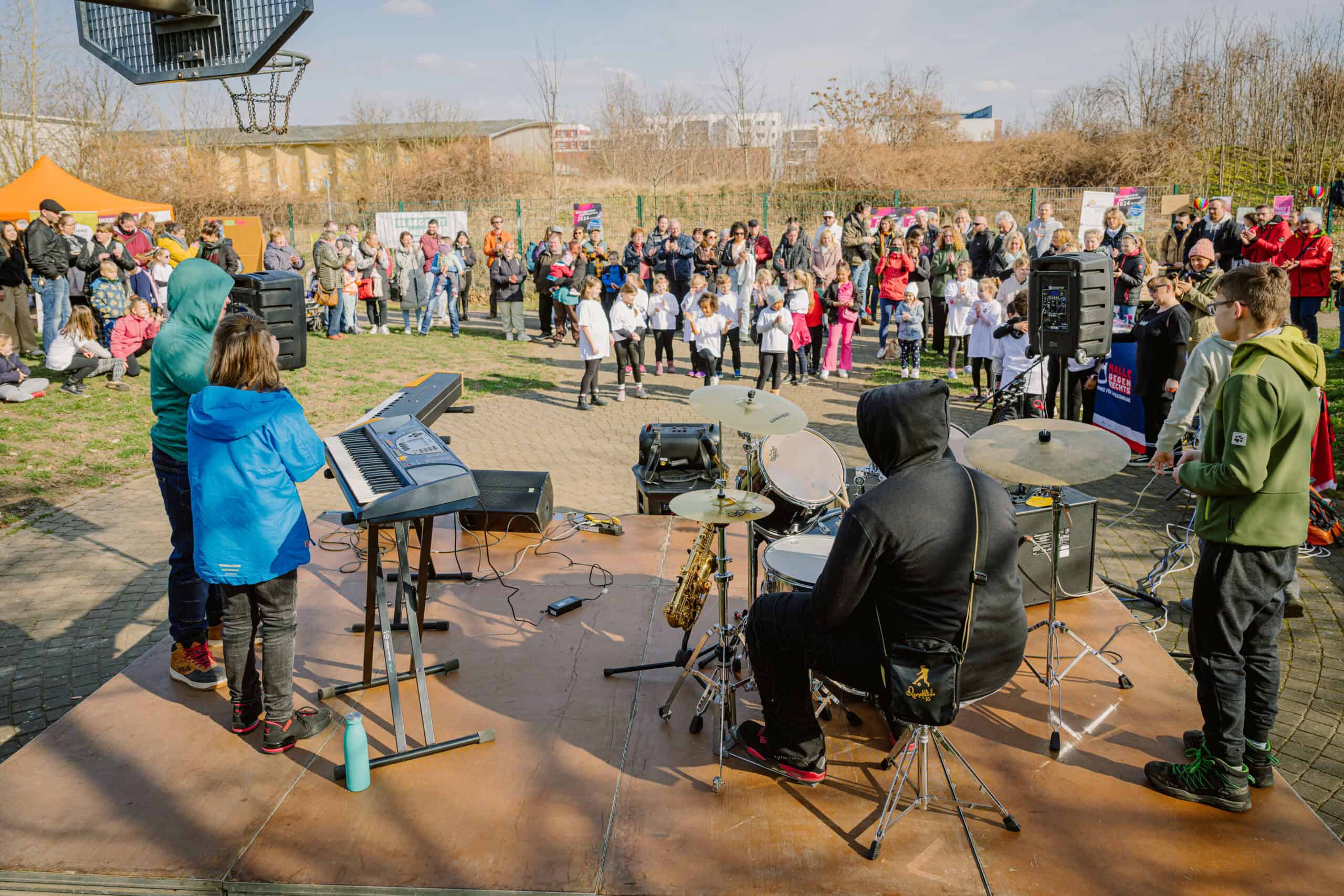 Die Jugend-Band der Korszac-Schule spielt vor Publikum.